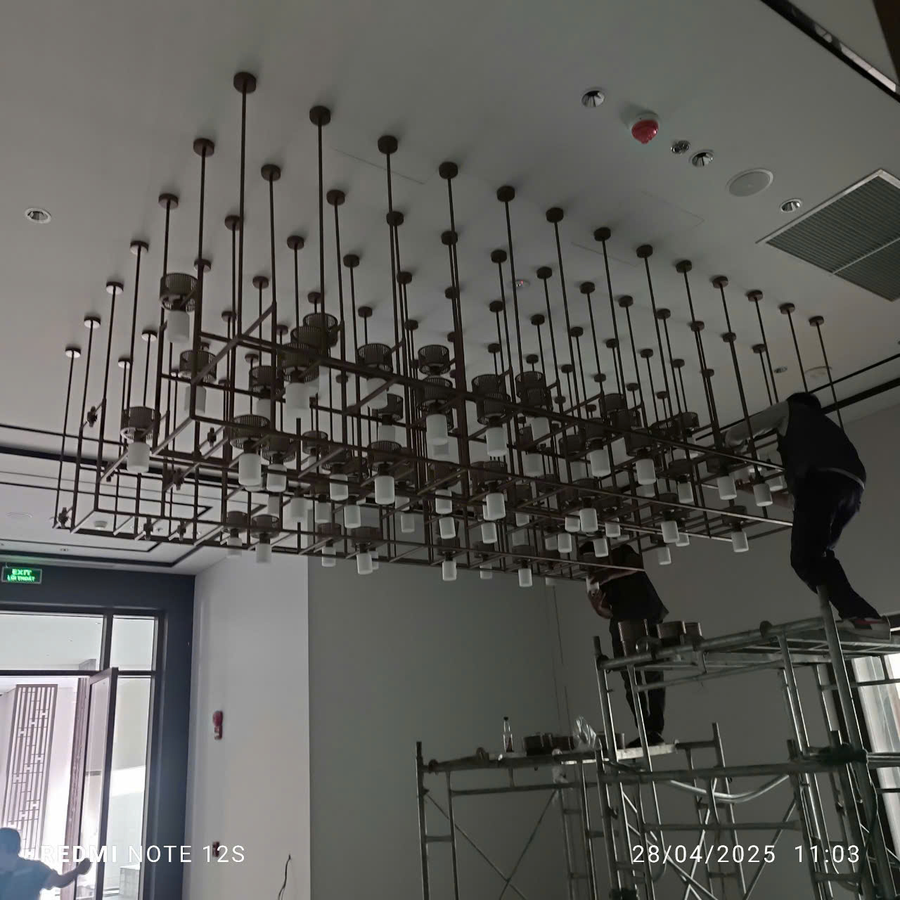 Lắp đèn chùm cho khách sạn