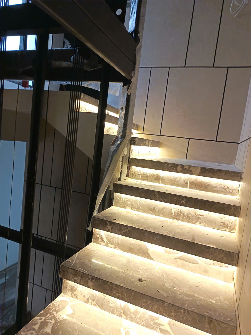 Lắp đèn led cầu thang