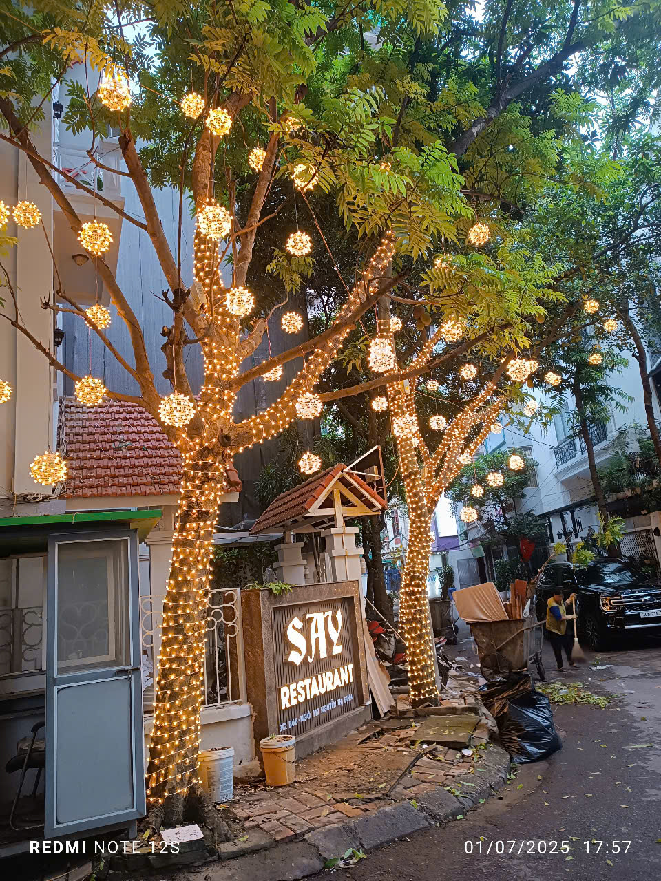 Lắp đèn trang trí cây xanh- say restaurant 1