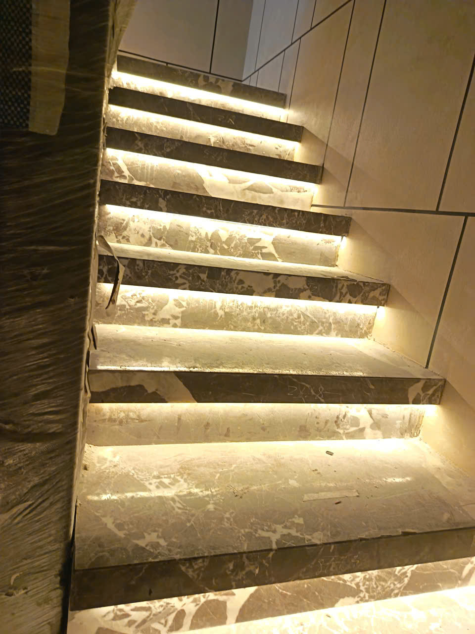 Lắp Led cầu thang